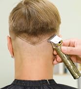 Gros plan du cou d'une personne en train de se faire couper le cou à l'aide d'une tondeuse à cheveux électrique, démontrant la précision du toilettage