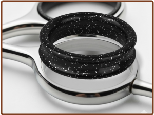 Procédé de manucure professionnel présenté en plusieurs étapes, comprenant des outils de limage et de façonnage des ongles dans un salon.