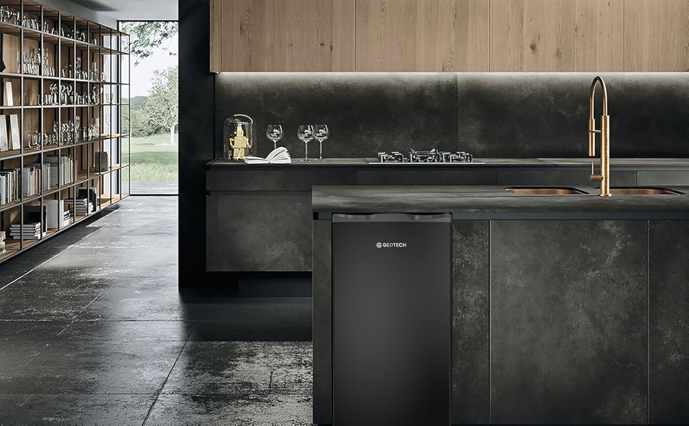 Cuisine moderne avec plans de travail sombres, armoires en bois et appareils électroménagers en acier inoxydable. Comprend des étagères ouvertes, de grandes fenêtres et une esthétique minimaliste