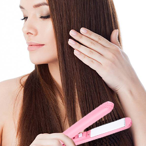 avec de longs cheveux raides, montrant le processus de coiffage