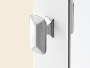 Travailleurs du bâtiment portant des gilets de sécurité orange et des casques de sécurité avec des cache-cou attachés, travaillant à l'extérieur sur fond de ciel bleu.