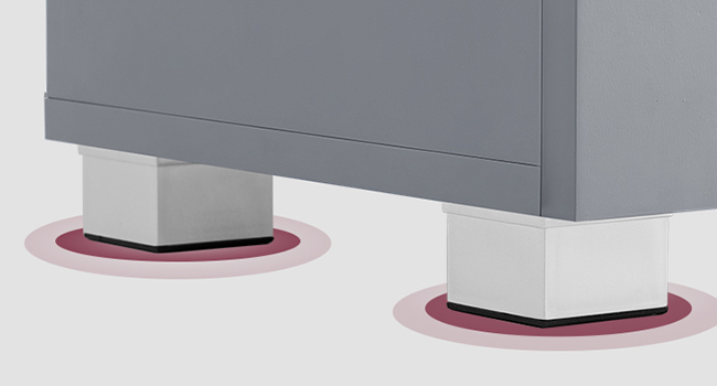 Vues multiples d'un appareil électronique rectangulaire gris clair au design élégant et aux bords incurvés, représenté sous différents angles sur un fond clair.