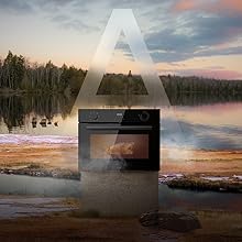 Bocal en verre avec la lettre « A » superposée sur une vue panoramique sur le lac au coucher du soleil avec des montagnes en arrière-plan.