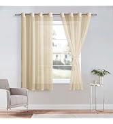 Rideaux transparents de couleur crème avec œillets suspendus à une tige métallique. Fenêtre visible derrière les rideaux. Fauteuil et table d'appoint avec plante au premier plan.