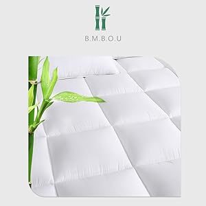 blanche à motif matelassé. Tige et feuilles de bambou vert au premier plan. Logo « BMBOU » visible, suggérant un tissu à base de bambou