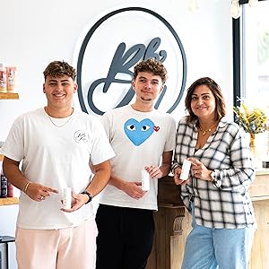 Série d'images montrant des personnes en tenue décontractée faisant la démonstration ou interagissant avec des produits dans un cadre intérieur.