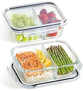 Récipients alimentaires en verre avec séparateurs. Le récipient supérieur contient des raisins et des fraises. Le récipient inférieur contient du saumon, du riz, des tranches de citron et des asperges. Les contenants sont munis de couvercles transparents munis de loquets