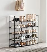 Étagère à chaussures en métal noir à plusieurs niveaux remplie de différents styles de chaussures, notamment des bottes, des baskets et des sandales. Sac suspendu visible au-dessus.