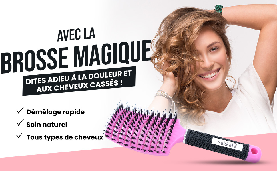 Brosse à cheveux démêlante rose et noire à poils denses. Les caractéristiques comprennent un démêlage rapide, des soins naturels et une adaptation à tous les types de cheveux. Produit présenté à côté d'une femme souriante aux cheveux bouclés