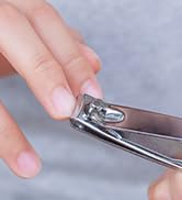 Démonstration en gros plan de l'insertion d'un câble de charge dans un appareil portable, montrant le processus de connexion.