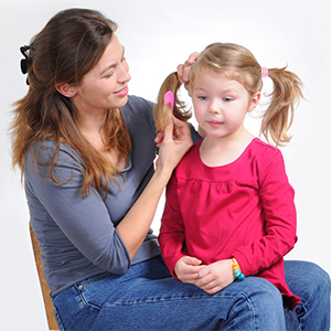 une mère et sa fille assises sur une chaise.