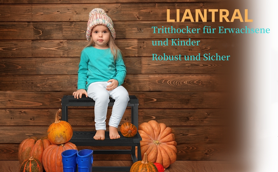 Photo du produit montrant un banc en bois avec des citrouilles, des bottes bleues sur un plancher en bois, avec une superposition de texte en allemand