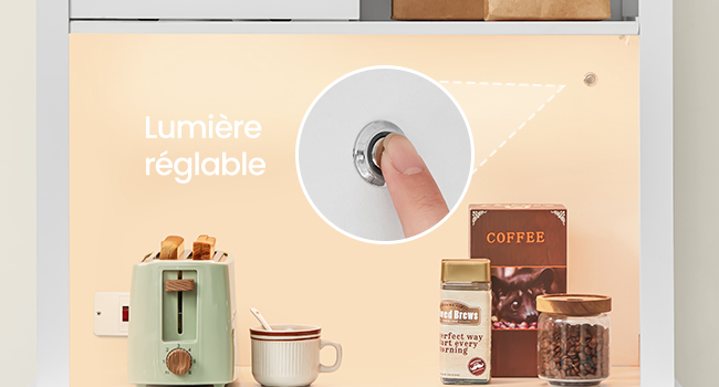 Scène de cuisine avec grille-pain vert menthe, tasse à café et récipients à café. L'encart montre le doigt ajustant une commande circulaire, intitulée « Lumière réglable » (lumière réglable