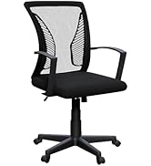 Fauteuil de travail noir avec dossier en maille, présenté dans différentes positions, doté d'un mécanisme d'inclinaison et de caractéristiques réglables.