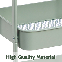 Gros plan d'un coin d'étagère en métal vert clair. Dispose d'une surface perforée et d'un panneau latéral solide, avec une tige de support verticale visible.