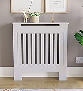 Cache radiateur blanc à lamelles verticales, placé contre un mur neutre. Objets décoratifs et plantes sur le dessus, œuvre d'art encadrée au-dessus.