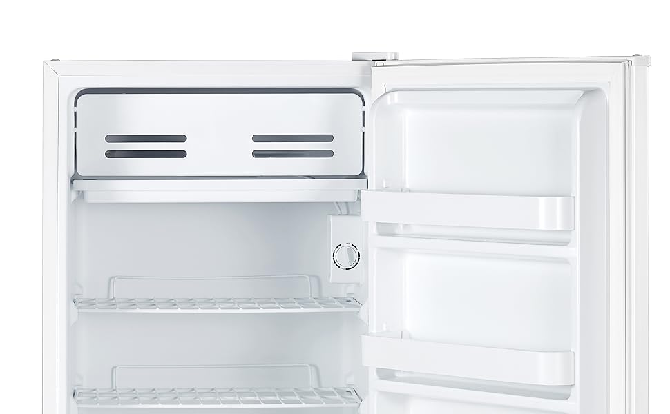 le congélateur est un réfrigérateur compact avec un grand compartiment congélateur.