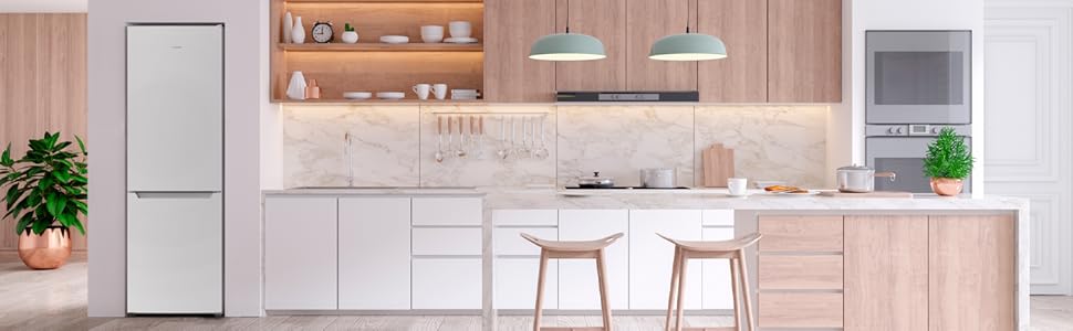 Vue d'ensemble d'une cuisine ouverte avec le réfrigérateur