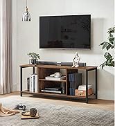 avec étagères en bois et structure en métal. Présenté dans le salon avec une télévision murale et des objets de décoration.