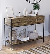 avec plateau en bois patiné, structure en métal, étagère inférieure, décorée avec des objets de décoration