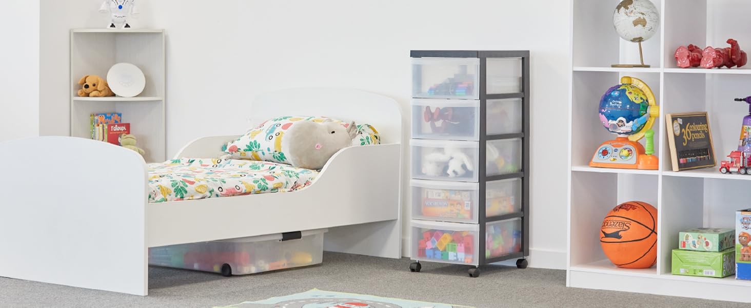 Série de plans intérieurs montrant une chambre d'enfant ou une salle de jeux organisée avec des meubles de rangement blancs, des bacs colorés et des jouets bien rangés.