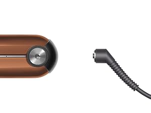 Le lisseur Dyson Corrale avec câble de chargement magnétique.