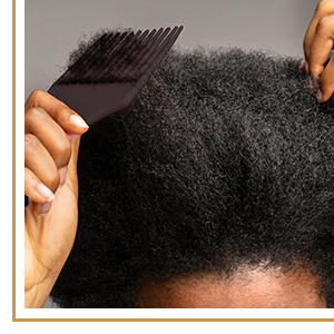 une femme qui se peigne les cheveux avec un peigne