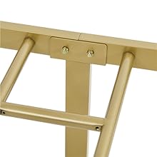 Détail rapproché d'une structure à ossature métallique dorée montrant des joints de raccordement et des barres de support tubulaires