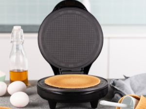 Machine à cornet de glace Tristar WF-1170 ouverte avec gaufrette prête