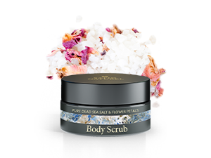 Récipient cylindrique noir de gommage corporel avec couvercle doré. Des papillons colorés et des pétales de fleurs flottent autour, suggérant un parfum floral ou des ingrédients.