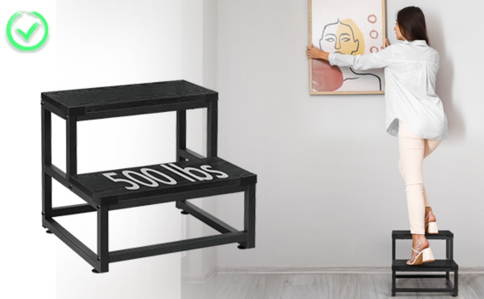 en métal noir à deux marches avec « 500 livres » imprimé sur la marche inférieure. Personne qui l'utilise pour atteindre des endroits élevés, démontrant ainsi sa robustesse et son utilité.