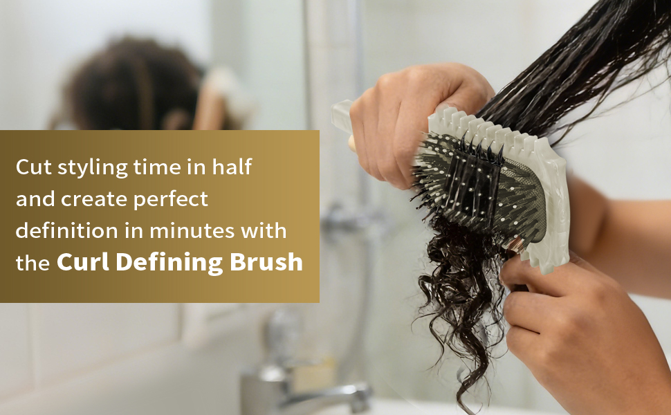 Le texte se lit comme suit : « Réduisez de moitié le temps de coiffage et créez une définition parfaite en quelques minutes avec le pinceau Curl Defining ». Plan rapproché de mains utilisant une brosse à poils ronds sur des cheveux noirs mouillés et bouclés.
