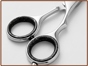 Photos de produits en gros plan montrant ce qui semble être des composants métalliques ou chromés sur fond blanc, angles multiples fournis.