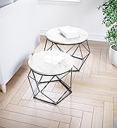 Deux tables d'appoint gigognes modernes avec des plateaux en marbre blanc et des bases géométriques en métal noir disposées sur un parquet à chevrons