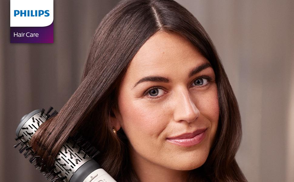 Des femmes utilisant la brosse soufflante Philips série 7000