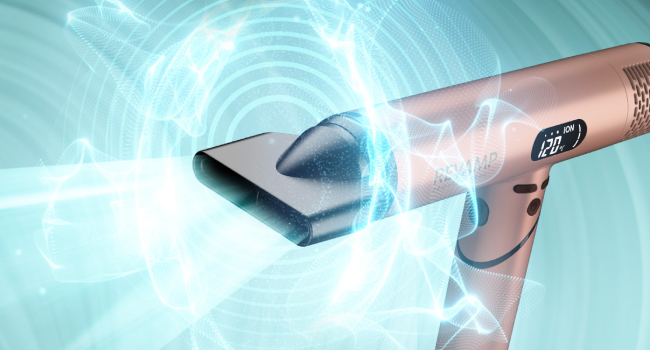 Appareil électronique en cours de nettoyage ou d'entretien avec un effet de rétroéclairage bleu visible en arrière-plan.