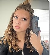 avec manche à utiliser sur les cheveux blonds bouclés. L'appareil a un design ouvert avec des éléments chauffants visibles à l'intérieur.