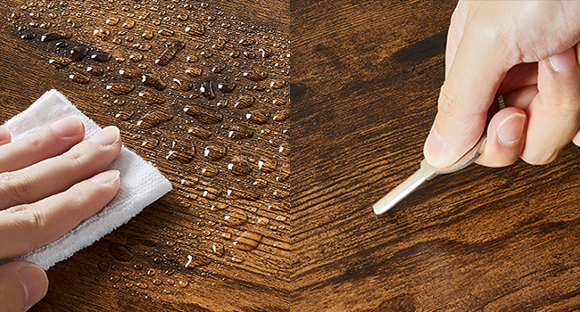 Les mains utilisent un chiffon et un outil pour nettoyer ou réparer une surface en bois présentant des rayures et des marques visibles.