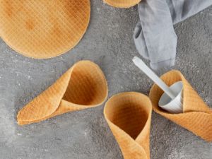 Rouleau à cône avec cônes préparés sur une table vus du dessus