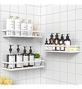 Mur de salle de bain en carrelage blanc avec étagères flottantes montées présentant une collection organisée de flacons à pompe et de produits de salle de bain dans des contenants ambrés et blancs.