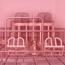 Vue intérieure de ce qui semble être des sièges de transport en commun, montrés avec un filtre teinté de rose. Plusieurs rangées de sièges visibles en séquence.