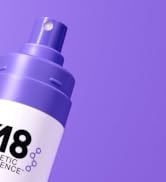 Images de produits teintées en violet montrant un flacon pulvérisateur ou un distributeur sous plusieurs angles sur fond blanc.