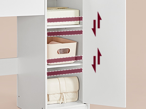 Série de photos montrant des unités de rangement ou d'organisation murales blanches aux accents rouges, affichant un design minimaliste sur un mur de couleur claire.