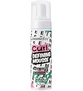 Le texte indique « CURL DEFINING MOUSSE ». Bombe aérosol blanche avec typographie noire et rose représentant le design d'un produit de coiffure.