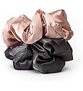 Collection de chouchous ou d'élastiques à cheveux aux couleurs rose pâle et noir présentés dans de multiples arrangements sur une surface claire.