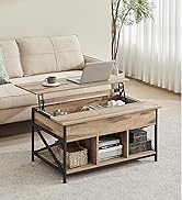 Table basse en bois avec plateau relevable et étagère inférieure. Monture en métal noir. Présenté dans un salon avec canapé et ordinateur portable.