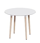 avec quatre pieds fins en bois. Le plateau est lisse et les pieds se rétrécissent vers le sol