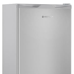 avec la marque Cookology. Conception à porte unique avec extérieur épuré et minimaliste adapté aux petits espaces.