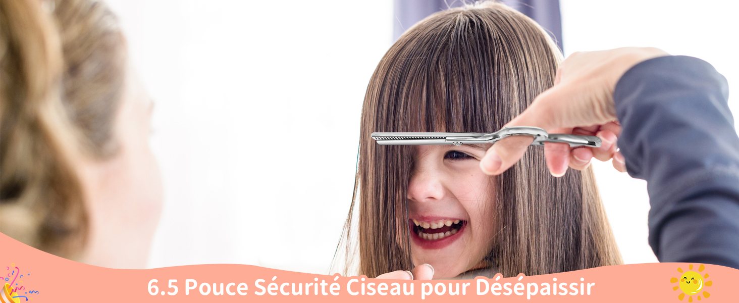 Vue rapprochée de l'intérieur d'un contenant festif rouge montrant des décorations de Noël décoratives et de la verdure disposée à l'intérieur.