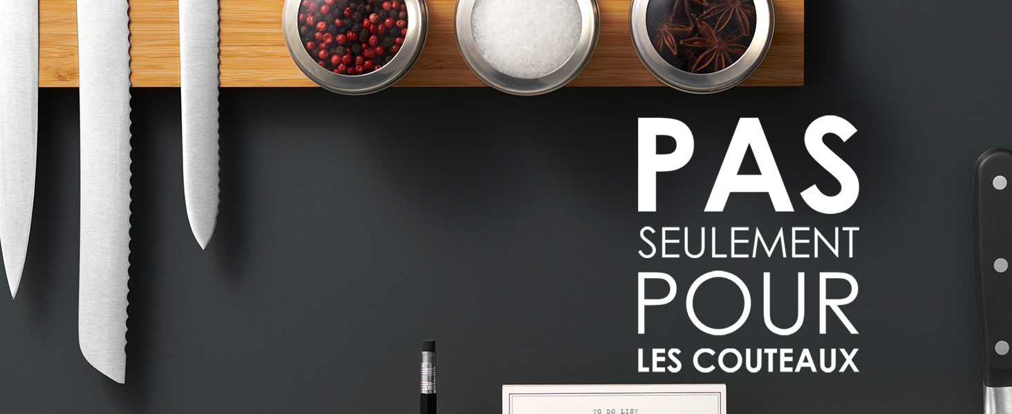 un tableau noir avec une rangée de bols et d'épices dessus